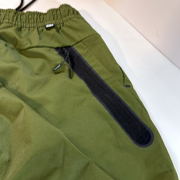 Men’s Nike Sportswear Woven Unlined Commuter Pants - Picture 8 of 12